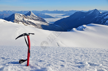 雪中的冰斧斧头工具危险顶峰岩石冰爪登山冰川山脉冒险图片