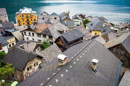 Hallstat村间房顶的景象图片