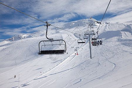 滑雪山脉多云旅行缆车追求娱乐白色电视滑雪者升降椅图片