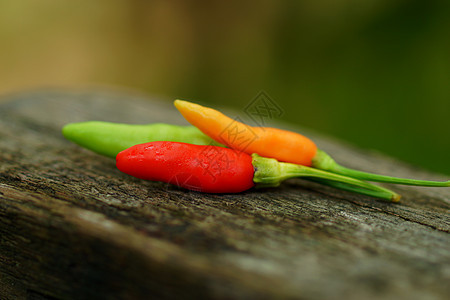 新鲜的绿辣椒和红辣椒 还有木制地板上的辣椒国家木头剪裁摄影胡椒团体美食文化香料宏观图片
