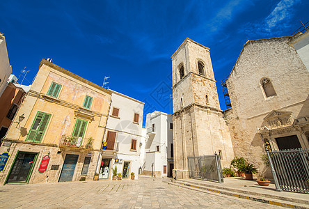 意大利阿普利亚Apulia的Polignano村母马旅游游客住宅建筑蓝色天空城市村庄建筑学图片