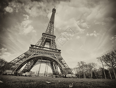 巴黎 从街上看艾菲尔铁塔的视野非常宽广建筑学景观太阳历史假期首都建筑场景地标天空图片