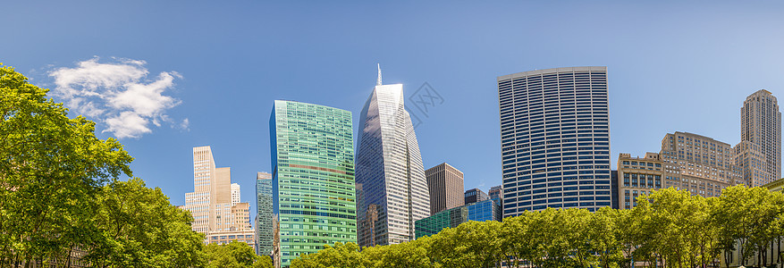 现代摩天大楼周围环绕着公园树 在美丽的圆周下图片