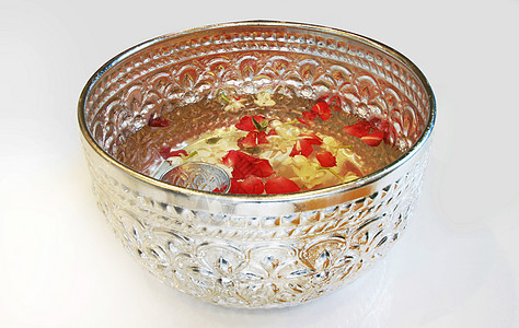 含玫瑰花瓣和茉米水的泰式银碗茉莉花香味寺庙装饰品香水植物群传统文化金属手工图片