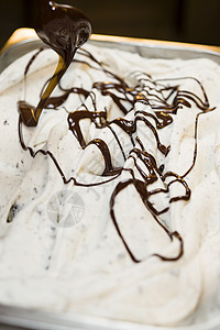巧克力工厂冰霜霜淇淋制作甜点用具工厂机器牛奶冰淇淋混合器味道巧克力水果背景
