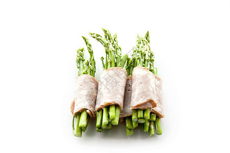 将培根包装成孤立的paragus鱼片绿色石器餐饮时代食物小吃红色火腿草本植物图片