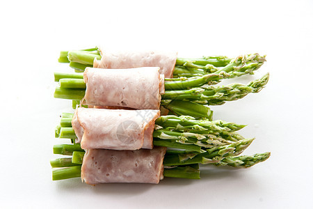 将培根包装成孤立的paragus小吃红色餐厅熏肉食谱绿色火腿草本植物餐饮时代图片