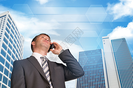 商务人士在电话上聊天 天空大桥和云层的天空图片