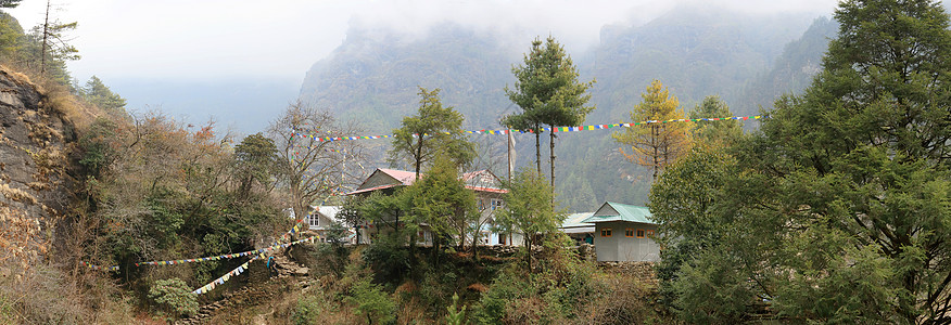 喜马拉雅山 村庄的云层移动情况图片