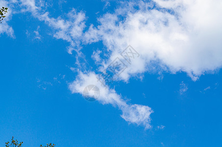 蓝天空和乌云太阳雨云白色天气流云蓝色蓝天灵气云透视图片