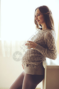 怀孕妇女的家庭肖像腹部肚子母性羊毛女孩情绪父母女性杯子房间图片