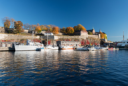 秋末奥斯陆Akershus堡垒峡湾港口城堡蓝色国家旅行建筑学地标历史性城市图片