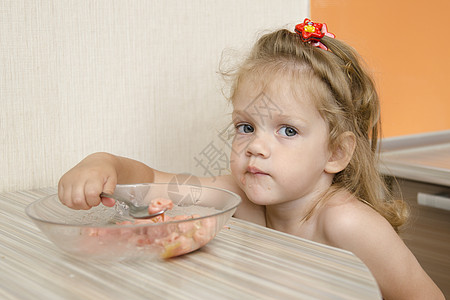 儿童在问话时会吃粥厨房稀饭勺子食物盘子质疑女孩图片