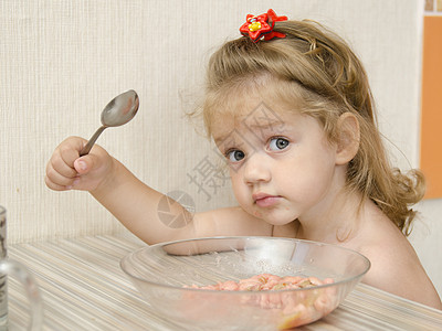 儿童在问话时会吃粥稀饭厨房勺子食物质疑盘子女孩图片