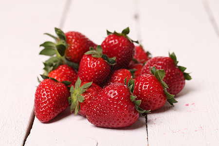 白桌上的新鲜草莓甜点饮食食物花园浆果美食叶子小吃工作室水果图片