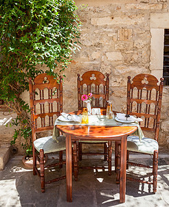 Greek 咖啡厅的表格设置桌子椅子晴天午餐环境家具街道玻璃阳台座位图片