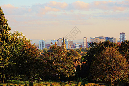 秋天的一个城市公园季节建筑物叶子树木场景树叶风景季节性图片