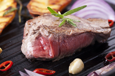 铁锅里生牛排牛肉辣椒鱼片烹饪香料灼烧油炸烧烤牛扒洋葱图片