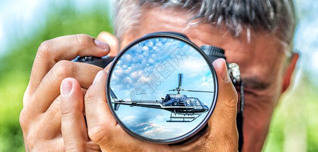 摄影师在直升机上用德国航天中心照相机照相图片