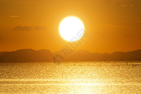 湖上美丽的日落波浪太阳季节日光地平线魔法射线天空海洋日出图片