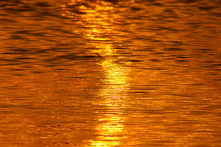 湖边日落的反射波浪蓝色日出海洋橙子地平线日光射线天空魔法图片