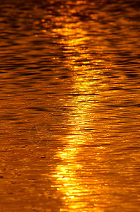 湖边日落的反射太阳波浪蓝色地平线墙纸日出天空海洋日光魔法图片