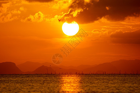 湖上美丽的日落季节阳光地平线海洋日出波浪墙纸天空射线天气图片