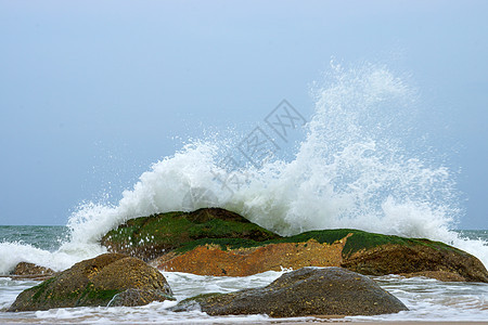 季风季节的波浪孤独海洋镜子天空蓝色泡沫海浪牧场海景反射图片