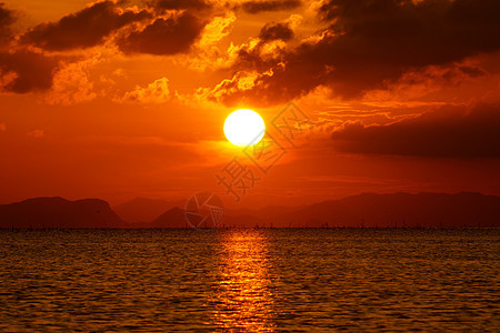 湖上美丽的日落海洋射线日出地平线阳光波浪橙子墙纸蓝色天空图片
