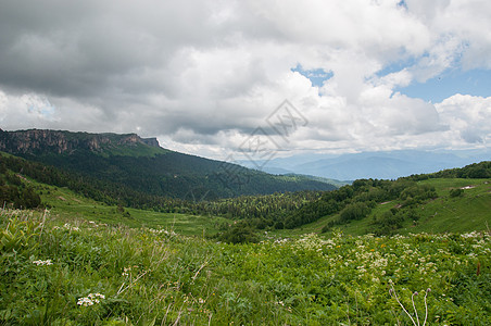 高加索自然保护区壮丽的山地风景图高度天空植物石头爬坡山脉旅行山峰荒野植物群图片