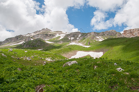 高加索自然保护区壮丽的山地风景图爬坡树木森林青菜山峰旅行植物群土地蓝色山脉图片