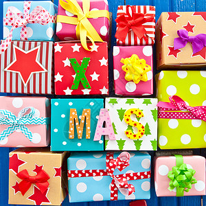 小礼物包裹在彩色纸纸上圣诞礼物条纹贺卡丝带喜悦圆点包装纸礼品包装星星图片