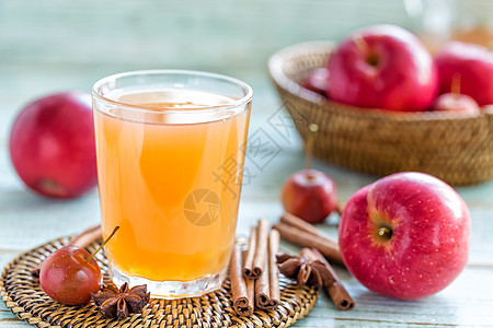喝果汁苹果果汁水果红色早餐奶昔玻璃维生素健康桌子木头榨汁背景