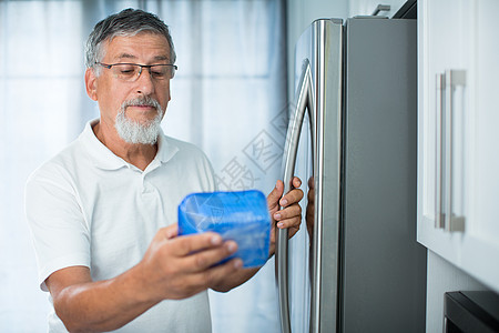 这样还行吗 老人在冰箱旁边的厨房里早餐午餐沙拉身体女孩杂货店营养重量近视男人图片
