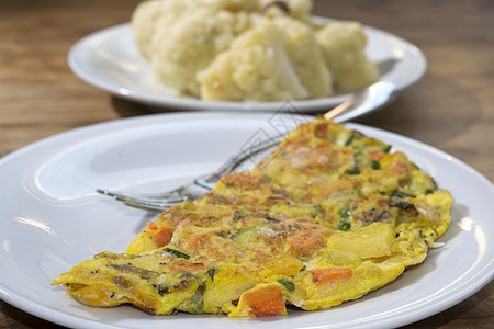 含有蔬菜的煎蛋卷白色晚餐食物健康饮食油炸餐具早餐绿色红色盘子图片