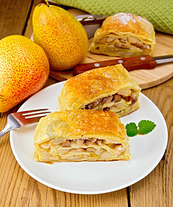 船上有梨子的斯特鲁德尔(Strudel)图片