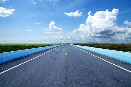 蓝色的天空与可能 空无的道路和交通线街道指导黄色驾驶通道路面路口边界黑色车道图片