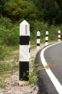 在弯曲的道路上保护石块邮政驾驶乡村树木森林数字化资源数字雪堆旅行图片