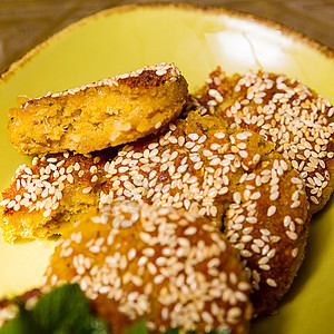 中东美食 一盘美味的法拉西菜鹰嘴口袋蔬菜草本植物饮食午餐叶子香菜油炸盘子图片