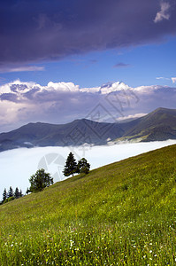 山高地貌喀尔巴阡山 乌克兰薄雾天空蓝色地平线房子彩虹晴天草原日落松树图片