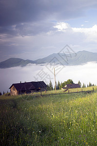 山高地貌喀尔巴阡山 乌克兰农业土地小路草原森林房子场地蓝色地平线日落图片