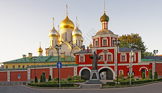 莫斯科概念修道院和豪纪念碑入口处的入口图片