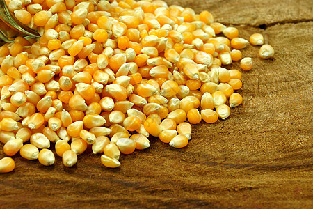 木柴上的玉米种子粮食流行音乐营养农场迷宫宏观谷物棒子蔬菜墙纸背景图片