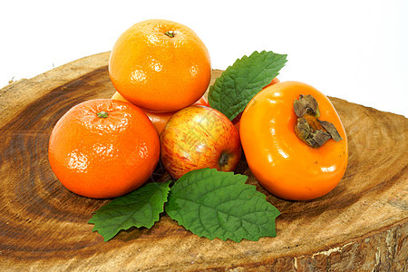 木头上的橙 苹果和过膜叶子果实食物乌木市场水果甜点购物浆果收藏图片