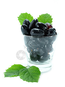 黑葡萄在一个玻璃杯里 孤立在白色背景上葡萄园藤蔓酒厂食物营养水果玻璃软木小枝甜点图片