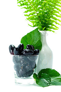 黑葡萄在一个玻璃杯里 孤立在白色背景上甜点酒厂浆果食物叶子收成柳条水果果汁塞子图片