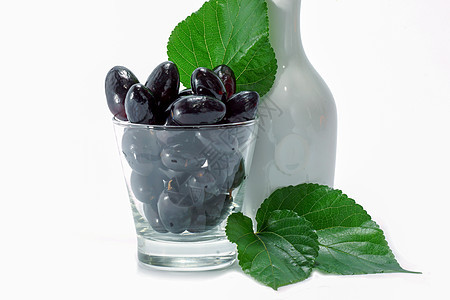黑葡萄在一个玻璃杯里 孤立在白色背景上果汁饮食水果塞子营养柳条软木收成小枝藤蔓图片