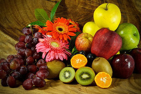 将外来水果放在木本上情调杏子食物饮食橙子黄色木头绿色红色奇异果图片