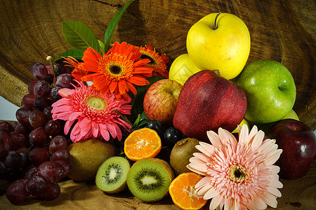 将外来水果放在木本上团体红色橙子情调奇异果食物收成绿色季节浆果图片