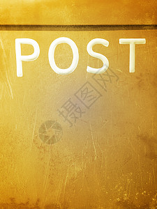 旧的生锈信箱黄色邮政邮局盒子白色邮资邮件金属蜗牛背景图片